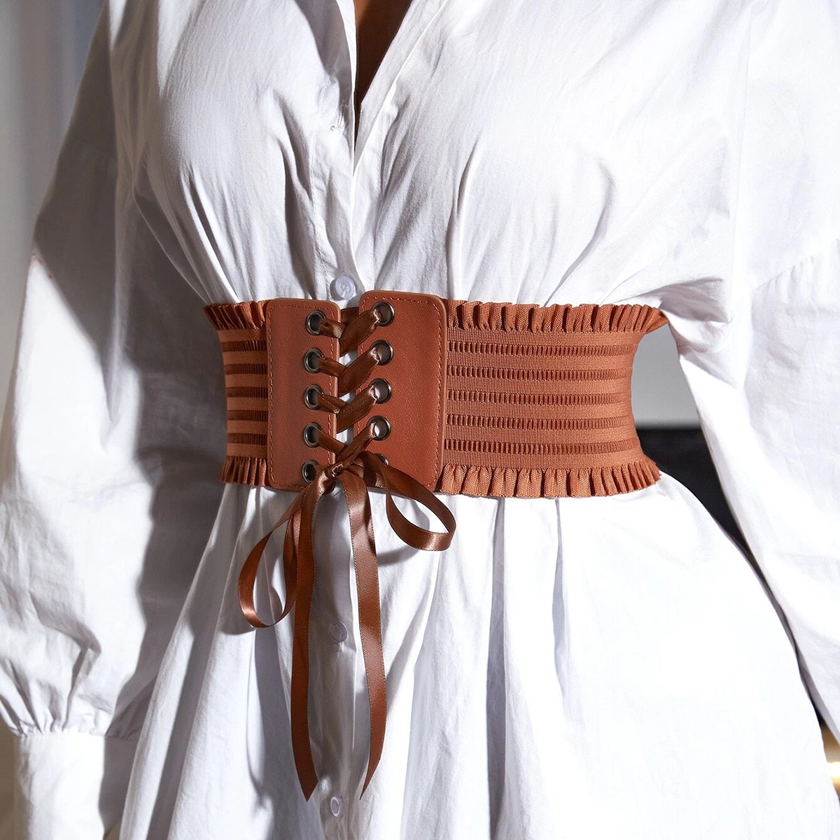 détail ceinture corset camel