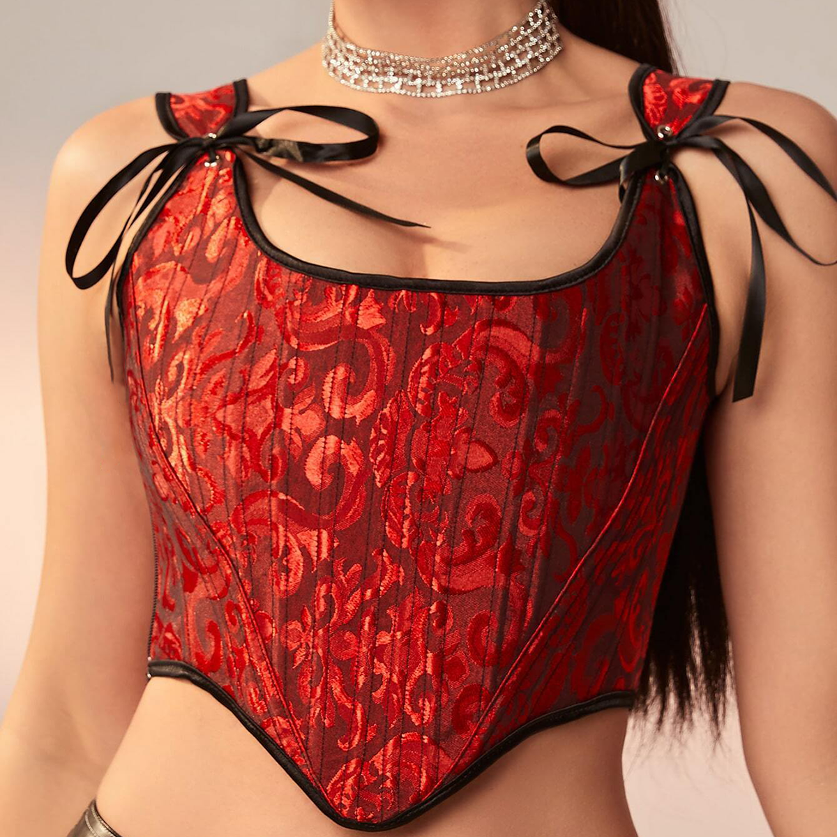style bustier noir et rouge