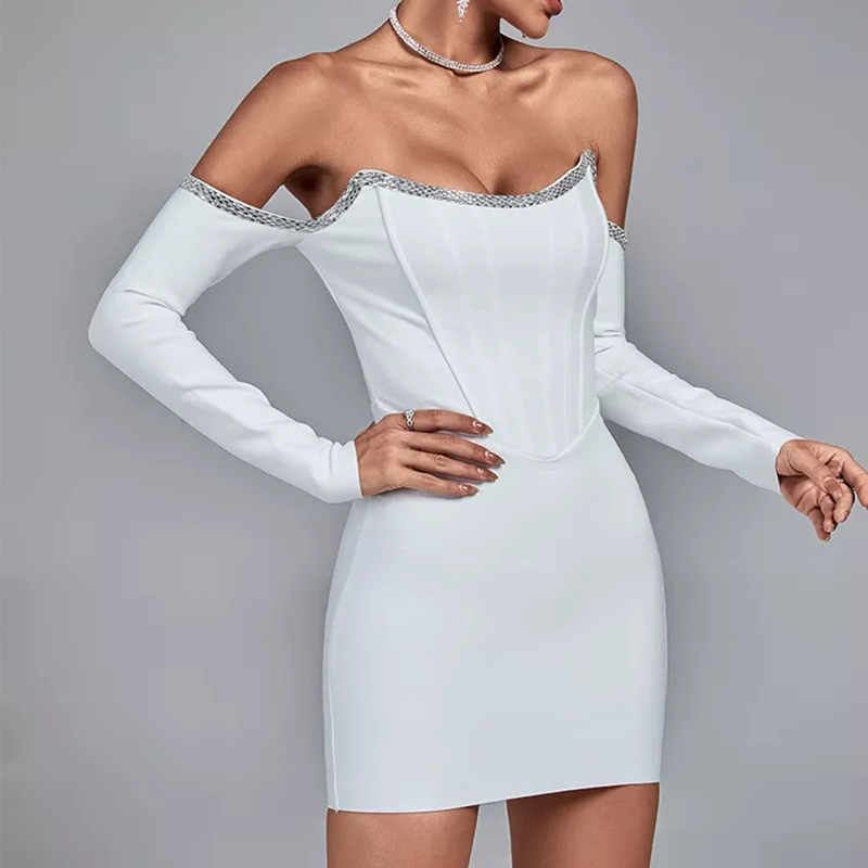 encolure diamantée de robe